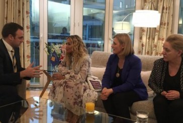 Rita Ora ofron mbështetje për gratë e dhunuara gjatë luftës