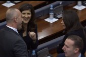 Kryeministri në stilin e Adem Grabovcit “flirton” me deputetët e LDK-së që ta votojnë Demarkacionin