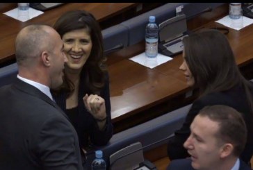 Kryeministri në stilin e Adem Grabovcit “flirton” me deputetët e LDK-së që ta votojnë Demarkacionin