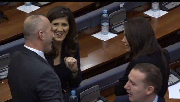 Kryeministri në stilin e Adem Grabovcit “flirton” me deputetët e LDK-së që ta votojnë Demarkacionin