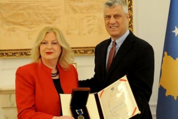 Edita Tahiri dekorohet nga presidenti Thaçi