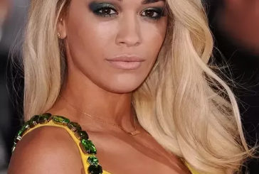 Rita Ora harron valixhen në aeroplan