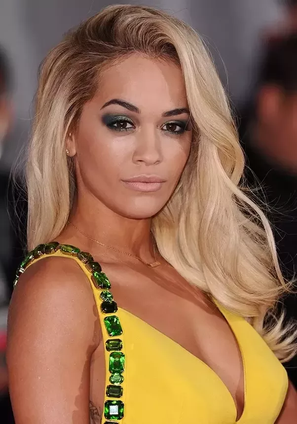 Rita Ora harron valixhen në aeroplan