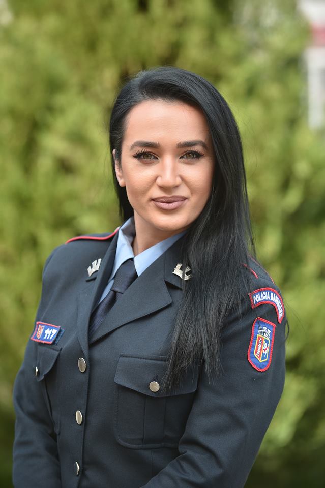 Njihuni me policen më sexi shqiptare