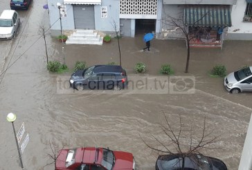 Durrësi i pushtuar nga uji