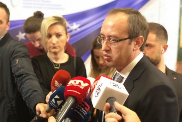 Hoti: Haradinaj s’po mund të vendos asgjë pa e pyetur Vuçiqin