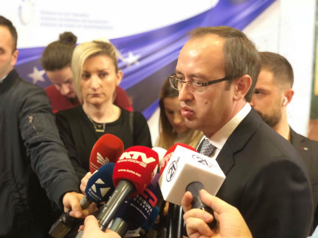 Hoti: Haradinaj s’po mund të vendos asgjë pa e pyetur Vuçiqin