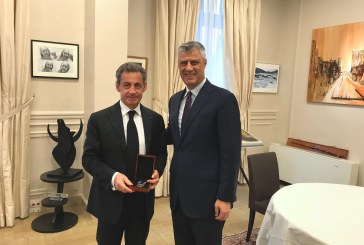 Thaçi dekoron ish-presidentin francez Nicolas Sarkozy