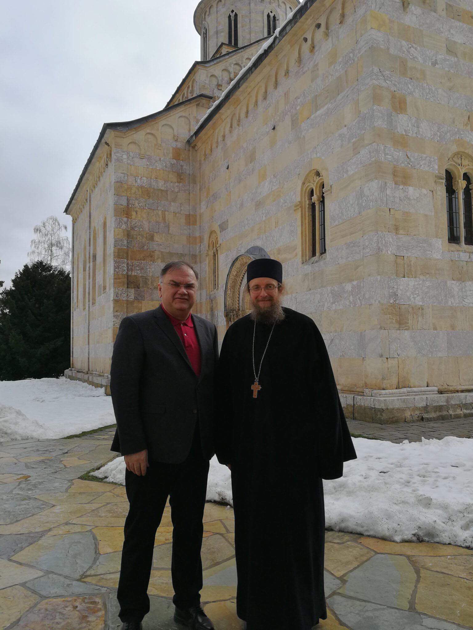 Anëtari i Presidences së Bosnje Hercegovinës nga Republika Srpska e viziton Kosovën, Manastirin e Deçanit