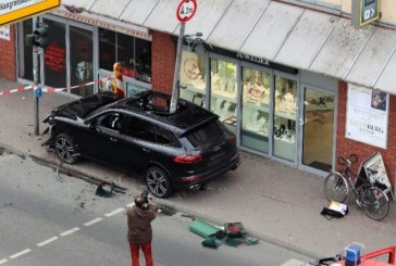 Si është e mundur? Pas një aksidenti, shtylla futet në kabinën e Porsche Cayenne! (Foto)