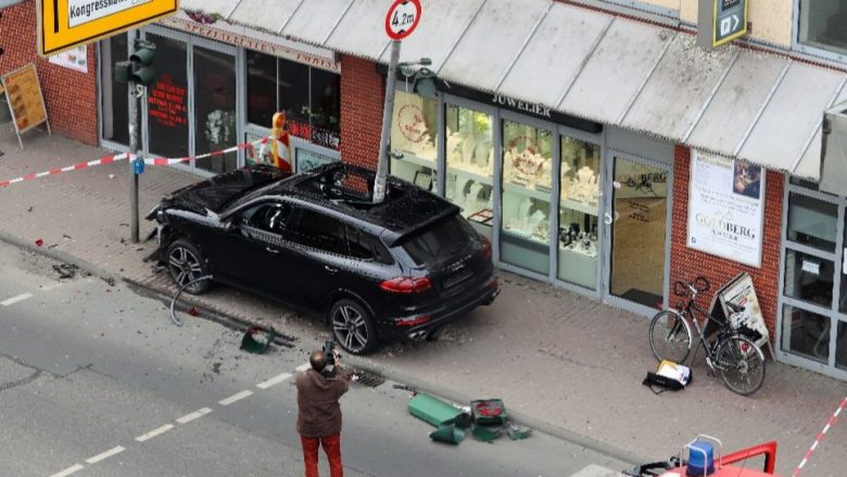 Si është e mundur? Pas një aksidenti, shtylla futet në kabinën e Porsche Cayenne! (Foto)