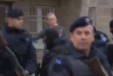 Policia e sjell Gjuriqin në stacionin policor në qendër të Prishtinës