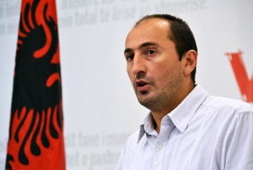 Liburn Aliu ‘i vjedh’ kartelat e deputetëve në parlament