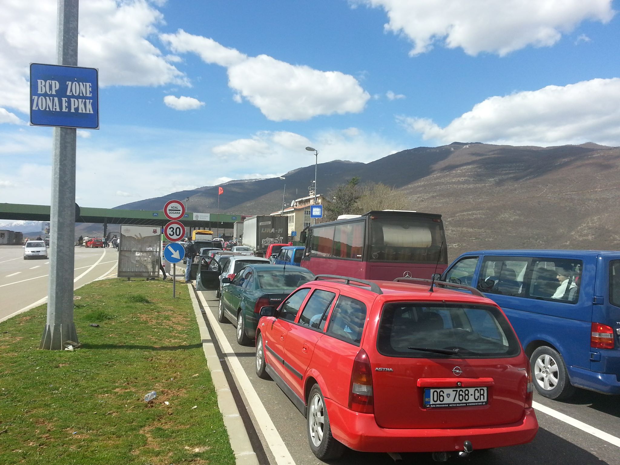 Përfundon protesta, hapet vendkalimi kufitar në Morinë