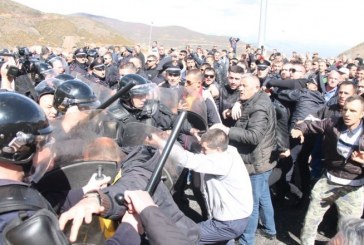 Përplasje mes protestuesve dhe policisë në rrugën e kombit