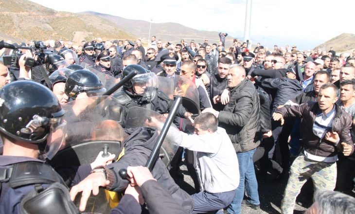 Përplasje mes protestuesve dhe policisë në rrugën e kombit