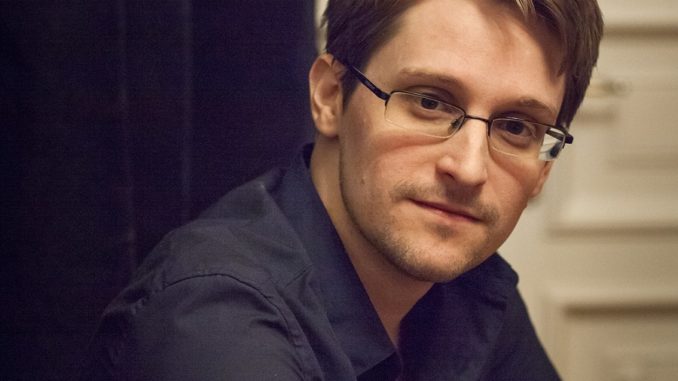 Ish-spiuni i famshëm, Snowden sulmon Facebook