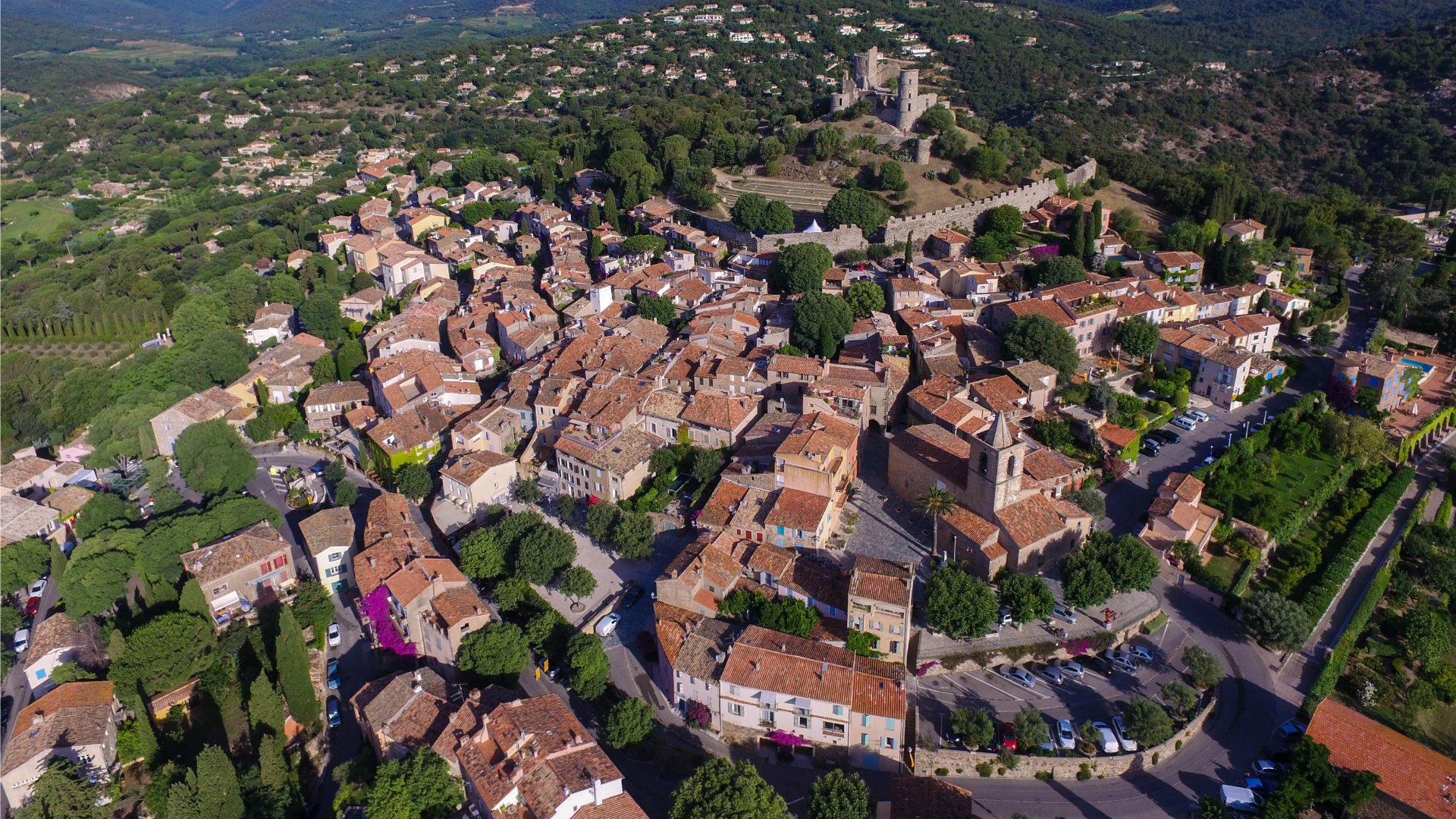 Banorët e këtij fshati natën nuk flenë, ditën rrinë mbyllur