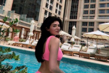 Era Istrefi provokon nga Dubai, përshëndet fansat me foto super seksi me bikini