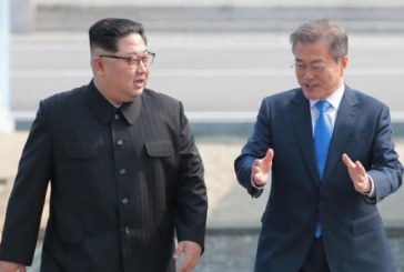 Mësohet se çfarë biseduan dy liderët koreanë gjatë shtrëngimit të duarve?