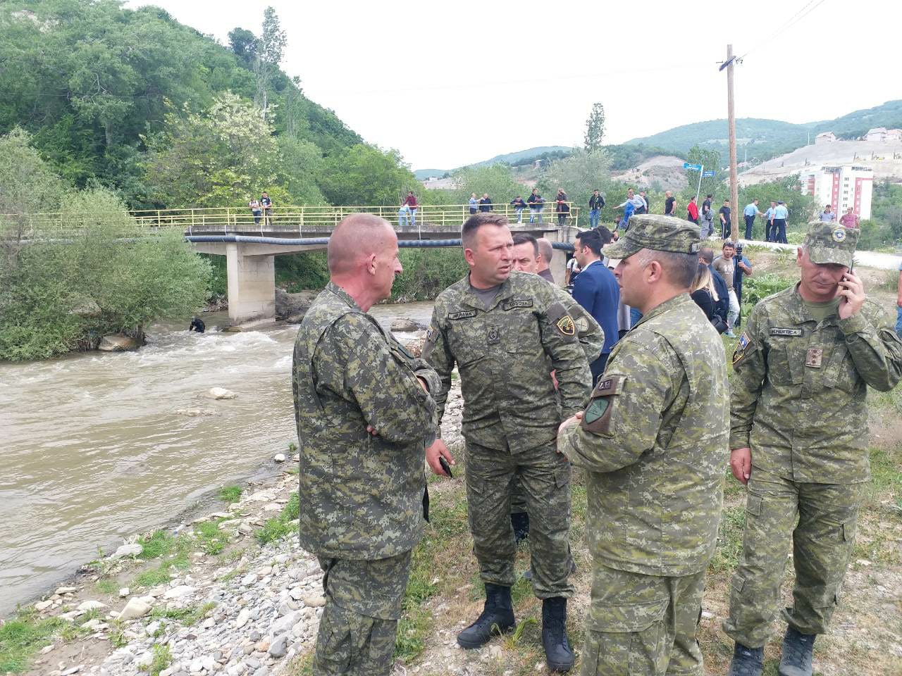 Gjenerallejtënant Rama viziton ekipet e FSK-së në operacionin e kërkimit në lumin Lepenc