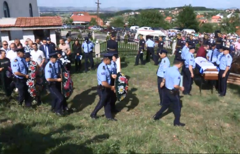 ME NDERIME TË LARTA SHTETËRORE, VARROSET POLICI ARMEND TRENA