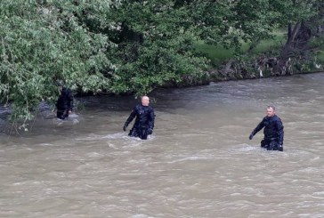 Gjendet njëri nga trupat e policëve të zhdukur (Video)