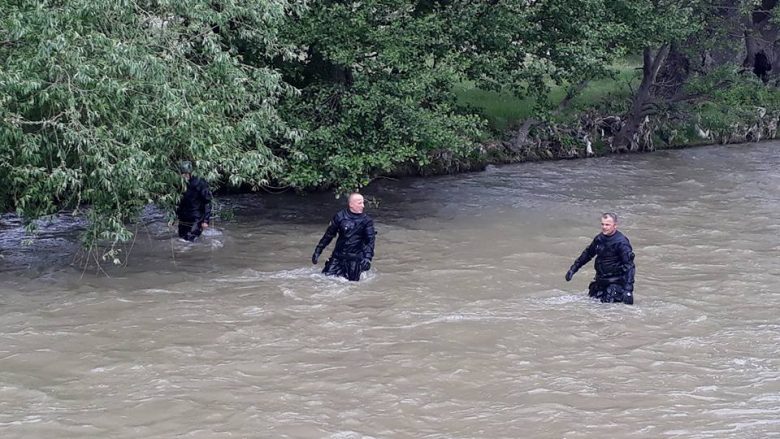 Gjendet njëri nga trupat e policëve të zhdukur (Video)