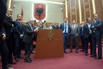 Tensionohet sërish situata, Ruçi ndërpret seancën, opozita bllokon foltoren