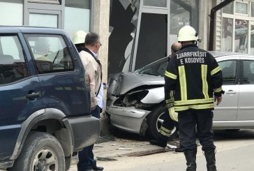 Vetura futet në një dyqan në Ferizaj, lëndohet një person