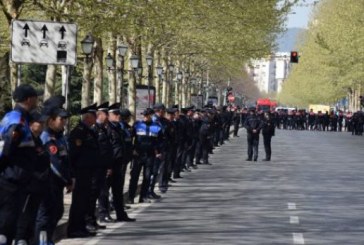 Shqipëri: Policia blindon Kryeministrinë dhe Ministrinë e Brendshme