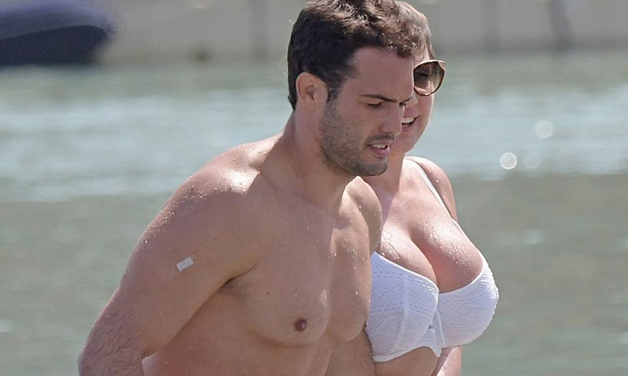 Kelly Brook nuk e lëshon të dashurin