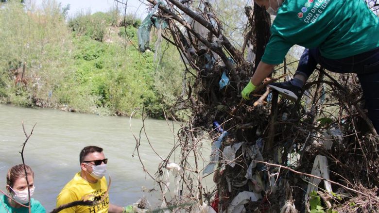 Mobilizohen kosovarët, largojnë 200 thasë mbeturina nga Ereniku