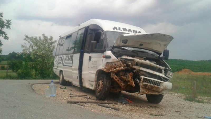 Policia tregon shkaqet e aksidentit me autobus në Pejë