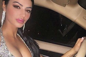 Morena Taraku i jep makinës me këmbët përpjetë