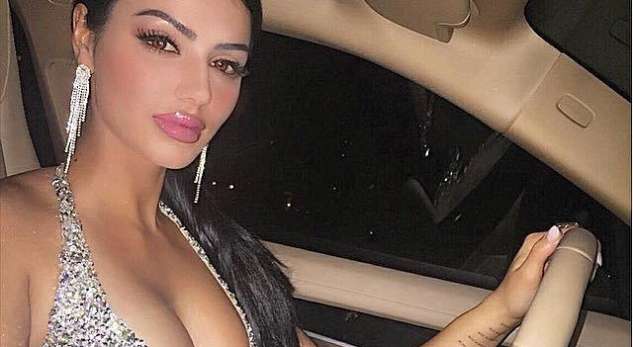 Morena Taraku i jep makinës me këmbët përpjetë