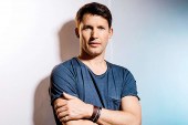 James Blunt performon në Londër këngën që i kushtoi kosovares më 1999