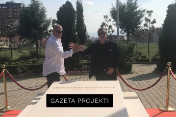 Kryemafiozi shqiptar John Alite viziton varrin e Ibrahim Rugovës fjalë të mëdha për të