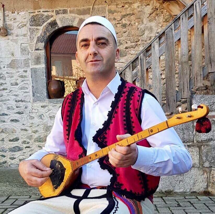 Fatmir Miroci lanson projektin e ri muzikor për dëshmorët Rexhep dhe Arben Hajdaraj.