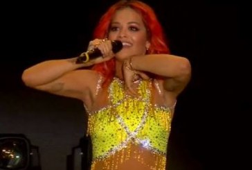 Rita Ora ngjyrosë flokët me të kuqe që simbolizon flamurin kuq e zi