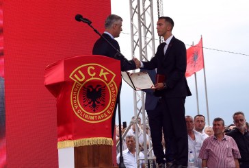 Presidenti Thaçi dekoron Hilmi Haradinajn me Medaljen Presidenciale