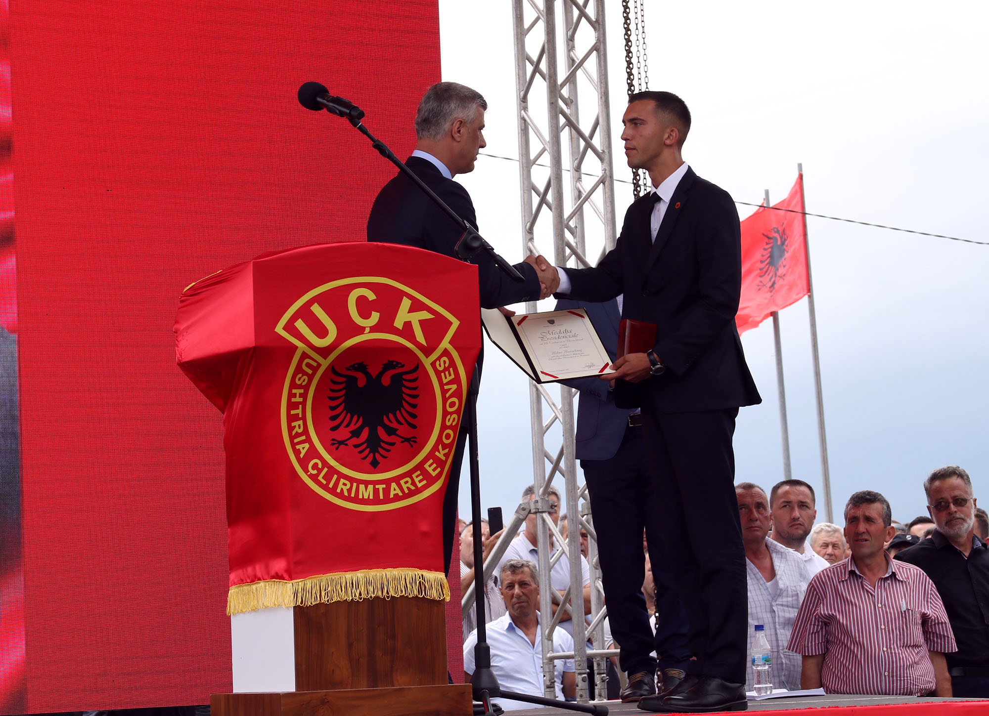 Presidenti Thaçi dekoron Hilmi Haradinajn me Medaljen Presidenciale