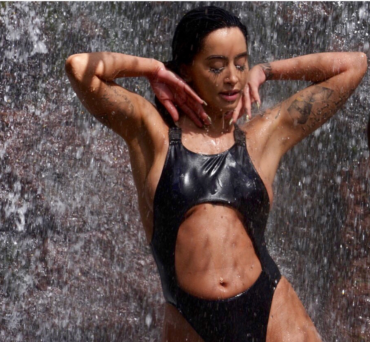 Përmes imazheve ‘të nxehta’, Dafina Zeqiri paralajmëron projektin e ri