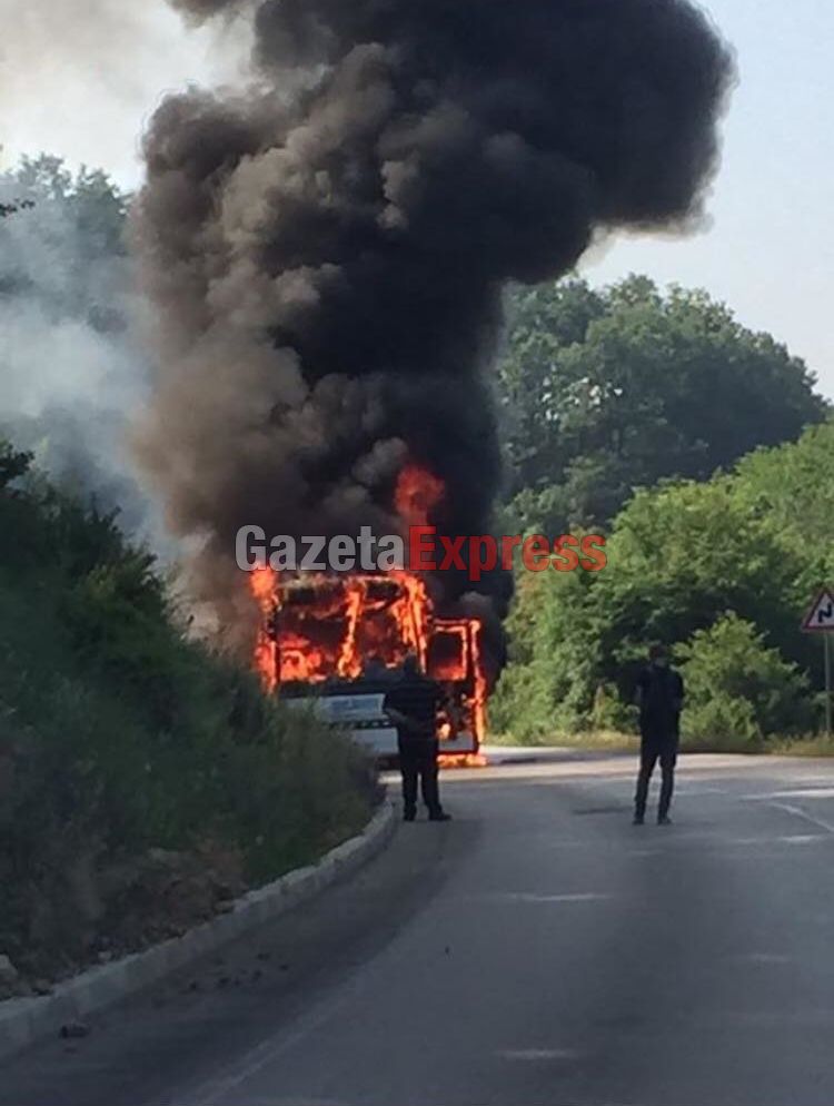 Është djegur një autobus rrugës për Gjilan, policia japë detaje