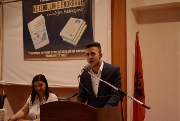 Në Deçan promovohet libri “ Në ishullin e Ëndrrave”, të nxënësit Erjon Hadërgjonaj   