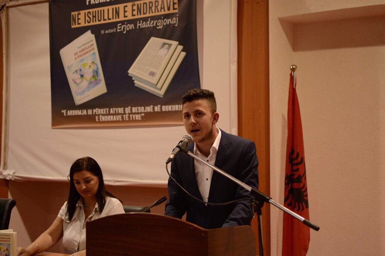 Në Deçan promovohet libri “ Në ishullin e Ëndrrave”, të nxënësit Erjon Hadërgjonaj   