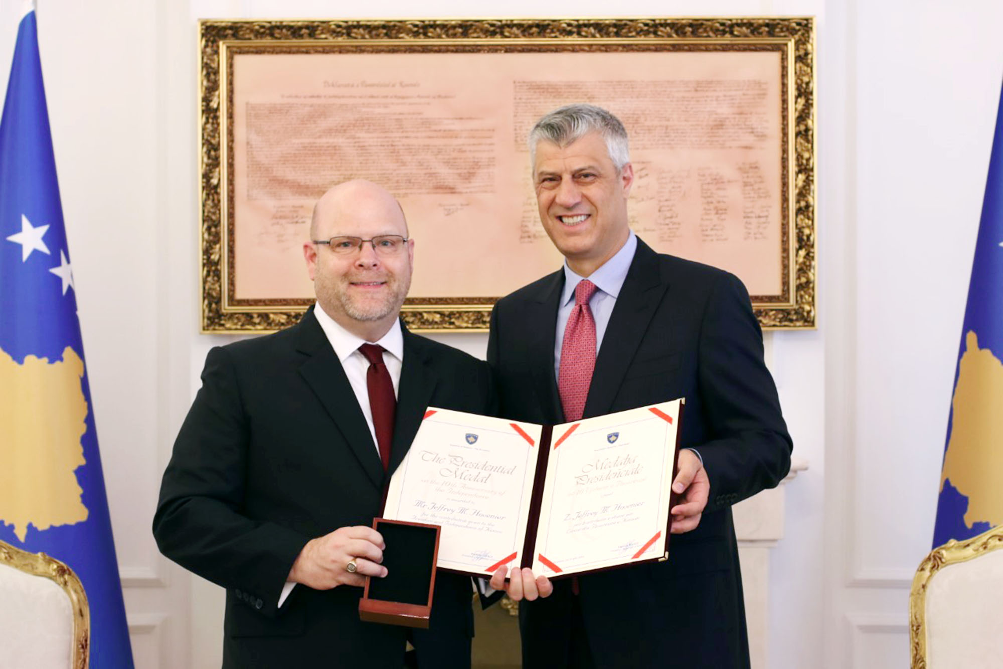 Thaçi dekoroi Jeffrey Hovenier me Medaljen Jubilare Presidenciale