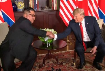 Takimi historik, Trump dhe Kim shtërngojnë duartë