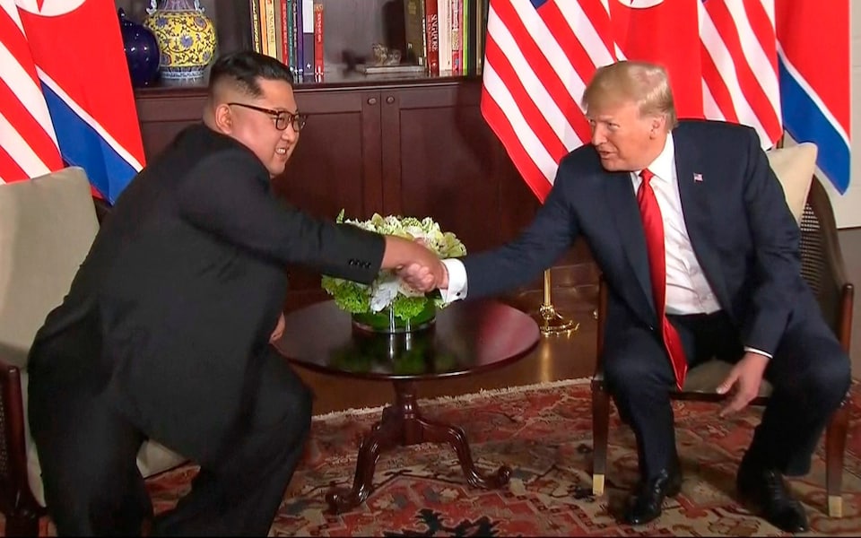 Takimi historik, Trump dhe Kim shtërngojnë duartë