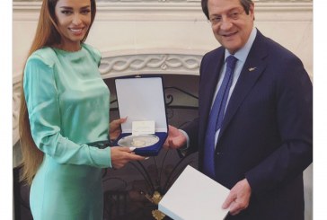 Presidenti i Qipros në pozitë të palakmueshme, fotografohet duke ia shikuar të pasmet Eleni Foureiras